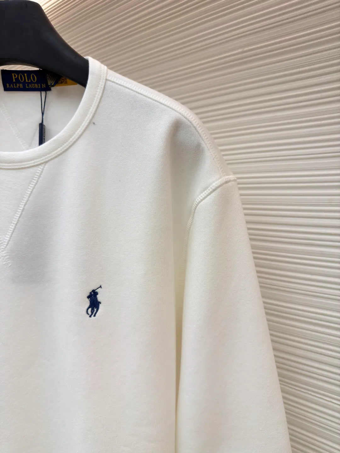 Ralph Lauren logo embroidered sweatshirt ●Original version: Purchased and developed at 1690 ●Item number: 1681543-A15 ●Fabric: Cloud-like honey cotton fleece sweatshirt fabric ●Technology: Made by Hasuo ●Color: White ●Version: Fitted version ●Weight: about 420 grams ●Size: S-M-L-XL ●Description: Customized cloud-like honey cotton fleece sweatshirt material, delicate touch, comfortable and skin-friendly, based on matte gray Comes with a layer of soft light filter. Exquisite indigo pony logo is embellished. It is highly recognizable. It has a breath of freedom and vitality. A symphony of pure and smart colors. It outlines a high-end outline with extreme simplicity. It becomes the smart focus of the vision. Shows taste in silence and adopts imported machine embroidery technology. Uses advanced computer control system and precision mechanical components to realize the iconic pony embroidery operation. High precision. The lines are smooth and delicate, using the Hasuo process. Sewing on a specific machine. The high fastness of Haha thread adds visual effects. It is time-consuming and labor-intensive, and the fabrics are washed. It has a better hand feel and texture. It is not easy to deform, shrink or fade. It maintains long-term beauty. The overall wiring is straight and delicate, the fabric is comfortable and soft, and the color is consistent without color difference. It can be matched with the same style to create a fashionable look and control various occasions. Customized accessories, complete with three standards, same style for men and women!